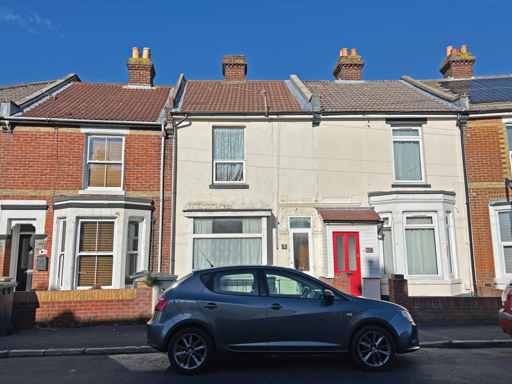 Lot: 146 - THREE-BEDROOM HOUSE FOR IMPROVEMENT - Mid Terrace House with Rendered Front